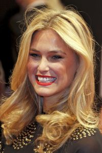 bar-refaeli-lacht-ueber-das-ganze-gesicht
