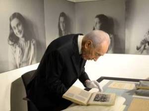 Präsident Peres im Anne-Frank-Haus in Amsterdam