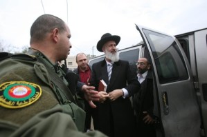 Rabbi-Metzger-besucht-beschaedigte-Moschee