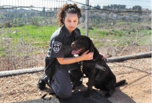 Shahaf Karavny mit Hund