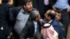 Jordanischer-Abgeordneter-schiesst-um-sich