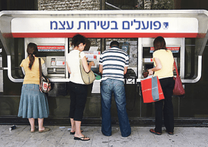 Kunden am Geldautomaten