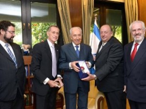Präsident Shimon Peres mit der Delegation (Foto: GPO)