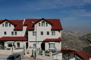 Häuser der jüdischen Siedlung Efrat, im Hintergrund Bethlehem