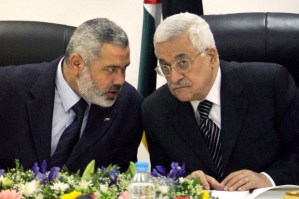 Hamas-Führer Ismail Haniyeh u Mahmud Abbas auf einem Archivfoto von 2007