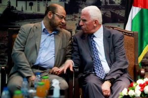 Moussa Aba Marzouk (links) von der Hamas und Azzam Al-Ahmed von der Fatah geben in Gaza die „Versöhnung“ zwischen den rivalisierenden Palästinenser-Organisationen bekannt.