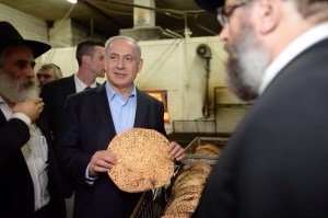 Netanjahu in der Chabad Matzah Fabrik in Kfar