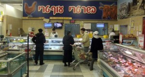 Juden in Polen sollen nun doch wieder koscher schächten dürfen. (Im Bild: eine Metzgerei in Israel) Foto: Yakov / Wikipedia | CC-BY-SA 3.0