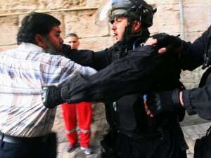 Handgemenge zwischen Palästinensern und israelischen Polizisten (Keystone)