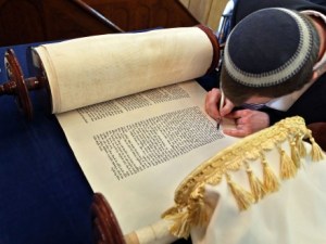 Ein Sofer schreibt die letzten Zeilen für eine neue Torarolle in der Synagoge der Jüdischen Gemeinde Halle/Saale. (picture-alliance / dpa / Jan Woitas)