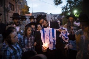 Ultraorthodoxe Anti-Zionisten verbrennen israelische Flaggen, während der Rest des Landes den Unabhängigkeitstag feiert.