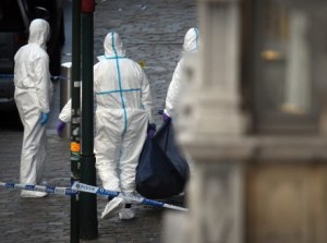 Belgische Polizisten vor dem Jüdischen Museum in Brüssel. (EPA/OLIVIER HOSLET)