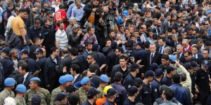 Erdogan bei den Bürgern von Soma. Dazwischen jede Menge Polizei und Militär.   Bild: ap