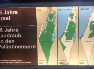 Israel-kritischen Plakate am Zürcher Hauptbahnhof.