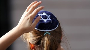 junge-frau-mit-kippa