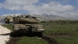 Israelische Panzer sind in der Nähe des Dorfes Majdal Shams auf den Golanhöhen stationiert