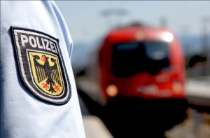 Eine unbekannte Finderin übergab einen Rucksack mit 80 000 Euro an eine Bahnmitarbeiterin. Foto: Bundespolizei