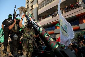 Foto: Hamas-Kämpfer präsentieren bei einer Parade in Gaza-Stadt Raketen, die zum Abschuss auf Israel bereit stehen.
