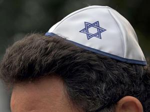 Symbolbild: Mann mit Kippa, auf die ein Davidstern gedruckt ist. - Foto: dpa