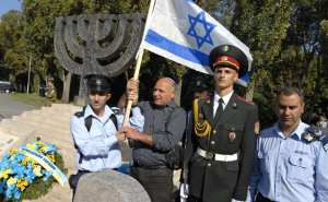 Sinnbild: Ukrainische und israelische Soldaten bei der Gedenkzeremonie für die Opfer des Nazi Massakers an zehntausenden ukrainischen Juden in der Schlucht von Babi Yar, in Kiew, Ukraine. (AP Photo/Sergei Chuzavkov)