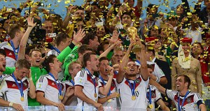 Den Teamgeist zeigte die deutsche Nationalmannschaft auch bei der Siegerehrung. Foto: Agência Brasil - [1] / Wikipedia | CC-BY-3.0-br