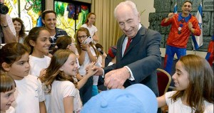 Rund 50 Kinder aus dem Süden durften ihren Präsidenten Peres besuchen. Foto: GPO/Mark Neiman