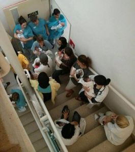 Raketenalarm im Raum Tel Aviv. Mütter schützen sich und ihre Neugeborenen im Treppenhaus des Kinderkrankenhaus Schneider