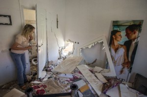 «Ich möchte nur in Ruhe leben»: Eine Frau in einem beschädigten Zimmer in ihrem Haus in Sderot.  Bild: AFP
