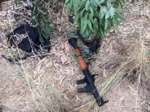 Waffen, die nach einem Angriff im Tunnel zurückgelassen wurden