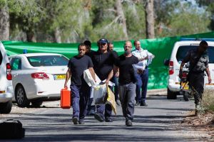 Polizeibeamte der Spurensicherung am Fundort der Leiche des 16-jährigen.