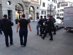 Hier führt die Polizei einen der Störenfriede der Pro-Israel-Kundgebung am Donnerstagabend, 31. Juli, auf der Zürcher Rathausbrücke ab.