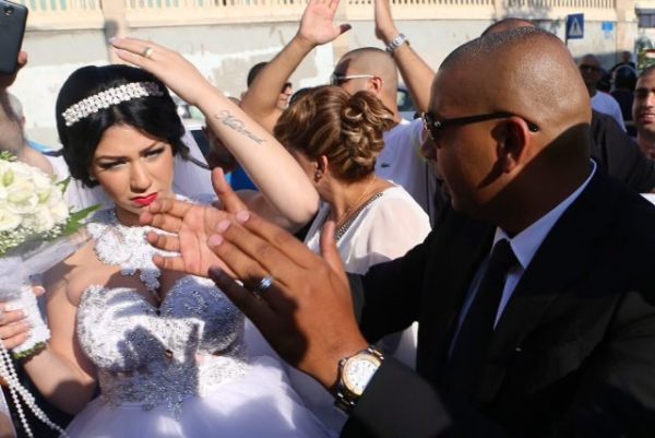 Mahmoud Mansour (rechts, mit Sonnenbrille) und Morel Malka (links) bei ihrer Hochzeit am 17. August in Jaffa, Israel. Malka hat auf ihren Unterarm den Namen von Mahmoud tätowiert.