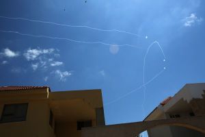 Israelische Abwehrraketen im Einsatz über Aschkelon.