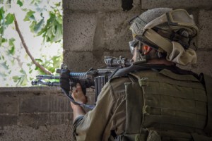 Südafrikanische Juden, die als sogenannte „Machal“ einen Freiwilligendienst in der israelischen Armee ableisten, droht bei einer Rückkehr nach Südafrika eine Haftstrafe. Das südafrikanische Recht duldet keine Beteiligung seiner Bürger an Kriegseinsätzen im Ausland. Entsprechende Ermittlungsverfahren sind bereits eingeleitet worden. (Quelle: Israel Defense Forces)