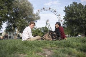 Interreligiöser Dialog vor dem Riesenrad: Ben (26) reiste aus England, Maryam (24) aus Pakistan an. (© Helmut Graf)