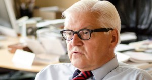 Steinmeier schreibt in seinem Kommentar "Gemeinsame Sache", dass Antisemitismus kein Problem der Juden allein sei.