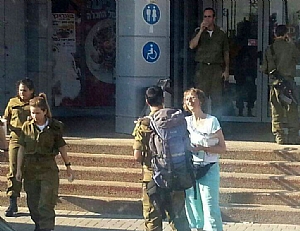 Mit einem Lächeln in die Falle locken. Missionare operieren unter Soldaten, die auf dem Weg an die Front sind.