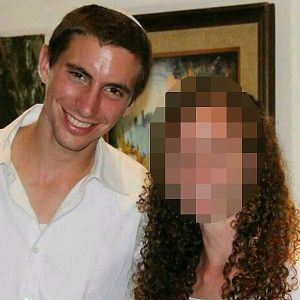 Der verschleppte Offizier zusammen mit seiner Verlobten. Hadar Goldin ist ein gläubiger Jude und stammt aus einer nationalreligiösen Familie.