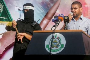 Foto: Hamas-Sprecher Sami Abu Zuhri (rechts) bei einer Kundgebung vor Anhängern im Gazastreifen