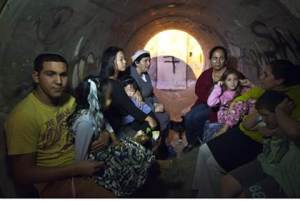 Israelis suchen Schutz vor den Raketenangriffen aus dem Gaza.