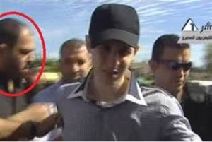 Attar (im Kreis) mit dem entführten IDF Soldat Gilad Shalit (Reuters)