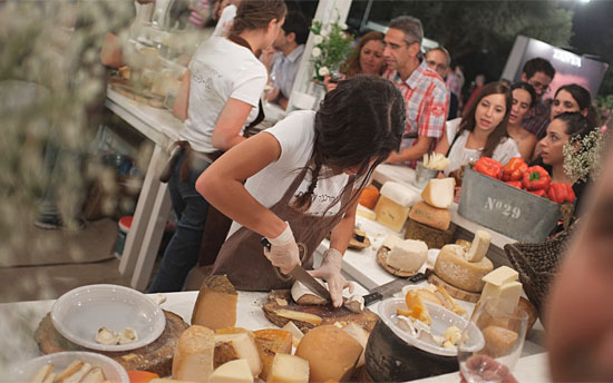 Zum Wein gehört Käse – ganz köstlicher wird auf dem Weinfestival im Israel Museum verkauft. (© Avi Flax/flickr CC BY-NC-SA 2.0)