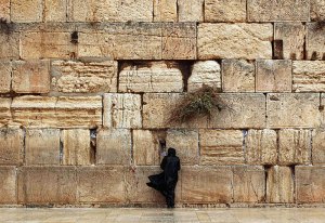 Die Klagemauer ist ein Überbleibsel des zerstörten zweiten Jerusalemer Tempels. Die Erosion der riesigen Steinquader variiert.