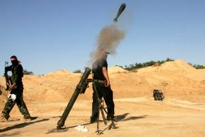Archivfoto: Gaza-Terroristen beim Abschuss einer Mörsergranate
