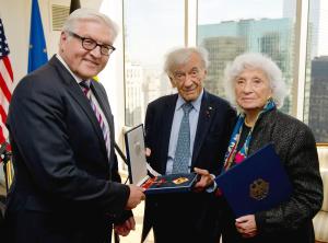 Bundesaussenminister Frank-Walter Steinmeier (SPD, links) überreicht das große Bundesverdienstkreuz mit Stern an Elie Wiesel. Daneben steht Wiesels Frau Marion. FOTO: dpa, dbo hpl