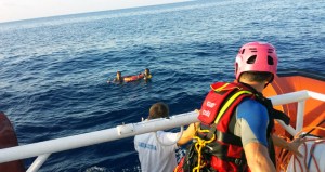 So wie hier vor der Insel Lampedusa nimmt die italienische Küstenwache auch viele palästinensische Flüchtlinge in Empfang und rettet sie aus Seenot. Foto: Guardia Costiera / flickr | CC-BY-NC 2.0