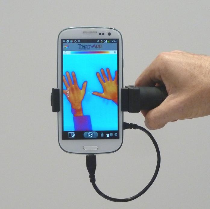 Das Smartphone-Display zeigt die Aufnahmen an. 