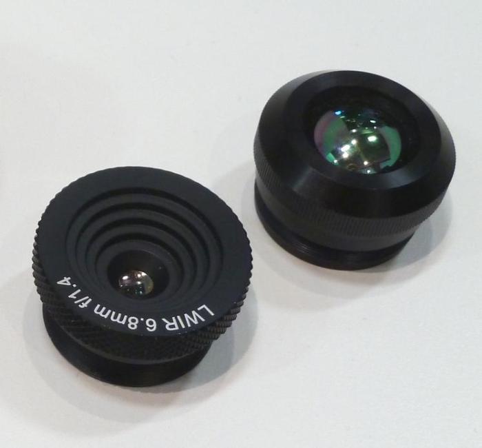 Die beiden Objektivlinsen erlauben Aufnahmen per Weitwinkel und Tele. Ihre Linsen bestehen aus Metall, typischerweise aus IR-durchlässigem Germanium.
