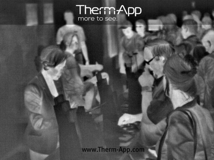 oder sie erstellt im Nachtsichtmodus Schwarzweiß-Fotos (ebenfalls Besucher am Heise-Messestand auf der IFA)