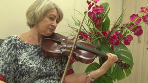 Nach der Tremor-OP kann Violinistin Naomi Elishuv endlich wieder zitterfrei Geige spielen.